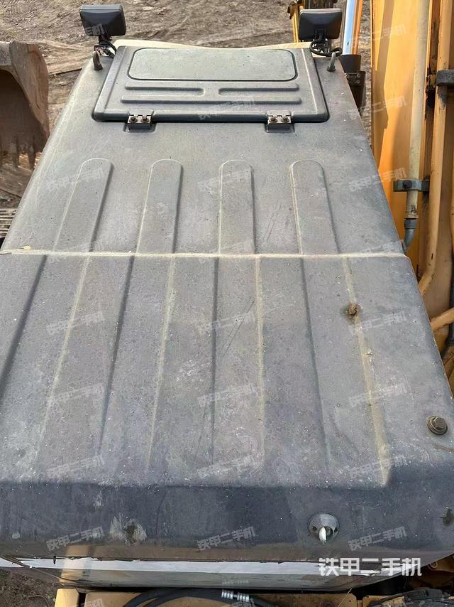 駕駛室頂部(整機(jī)外觀) 駕駛室頂部(整機(jī)外觀)