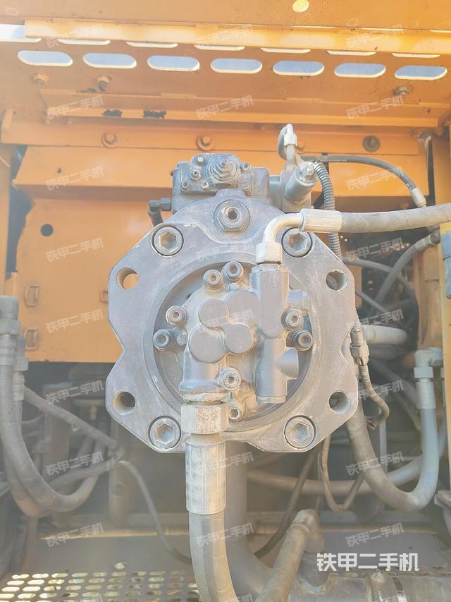 液壓泵艙室正面整體(整機(jī)外觀) 液壓泵艙室正面整體(整機(jī)外觀)