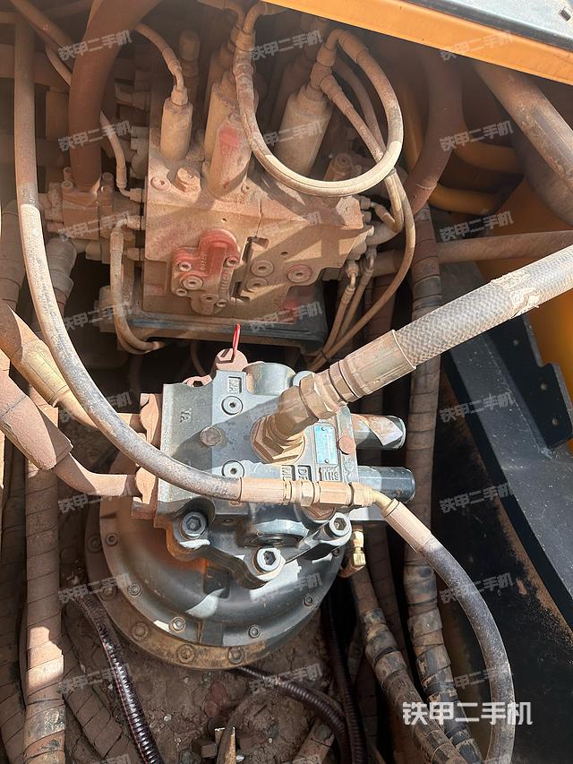 回轉(zhuǎn)馬達(dá)和主控閥(整機外觀) 回轉(zhuǎn)馬達(dá)和主控閥(整機外觀)