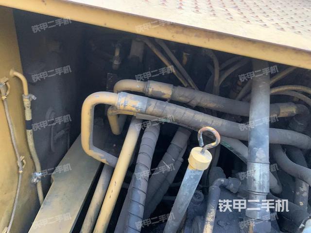 回轉馬達和主控閥(整機外觀) 回轉馬達和主控閥(整機外觀)