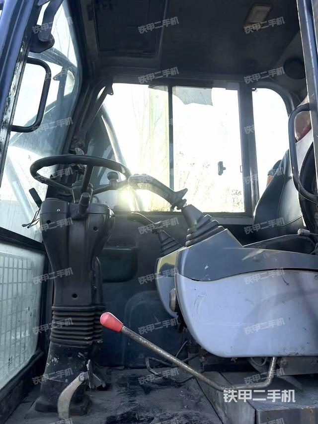 駕駛室頂部(整機外觀) 駕駛室頂部(整機外觀)