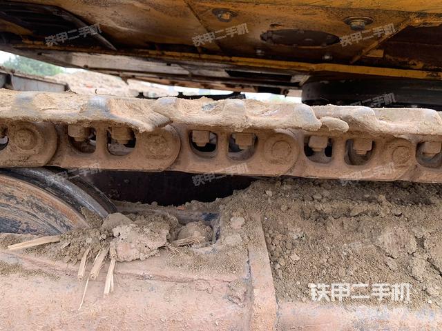 單側(cè)履帶整體(整機(jī)外觀) 單側(cè)履帶整體(整機(jī)外觀)
