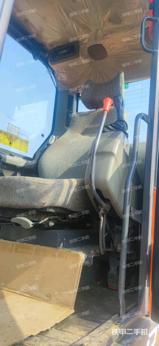 座椅左侧控制台/音响/含左手柄（驾驶室部分）