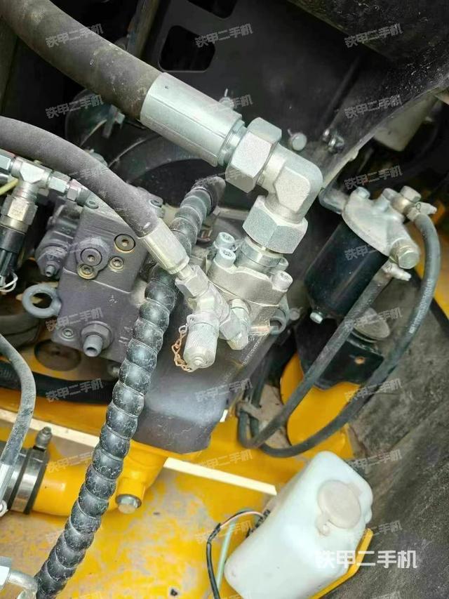 液壓泵艙室正面整體(整機(jī)外觀) 液壓泵艙室正面整體(整機(jī)外觀)