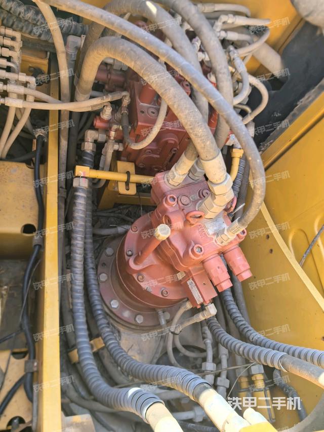 回轉(zhuǎn)馬達(dá)和主控閥（整機(jī)外觀）