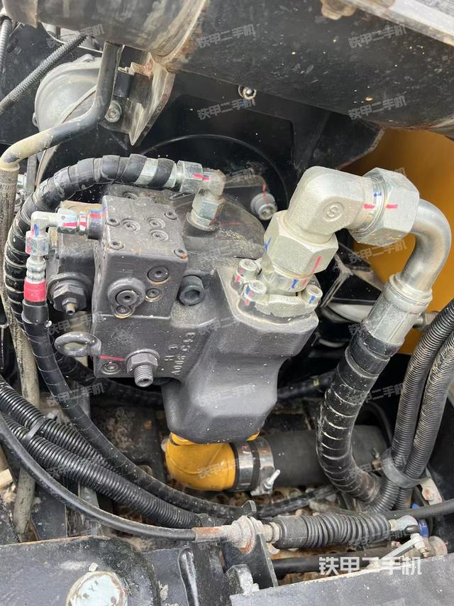 液壓泵艙室正面整體(整機外觀) 液壓泵艙室正面整體(整機外觀)