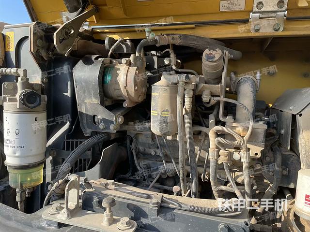 液壓泵艙室正面整體(整機(jī)外觀) 液壓泵艙室正面整體(整機(jī)外觀)