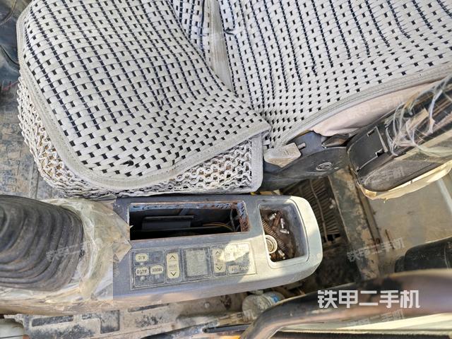座椅左側(cè)控制臺/音響/含左手柄(駕駛室部分) 座椅左側(cè)控制臺/音響/含左手柄(駕駛室部分)
