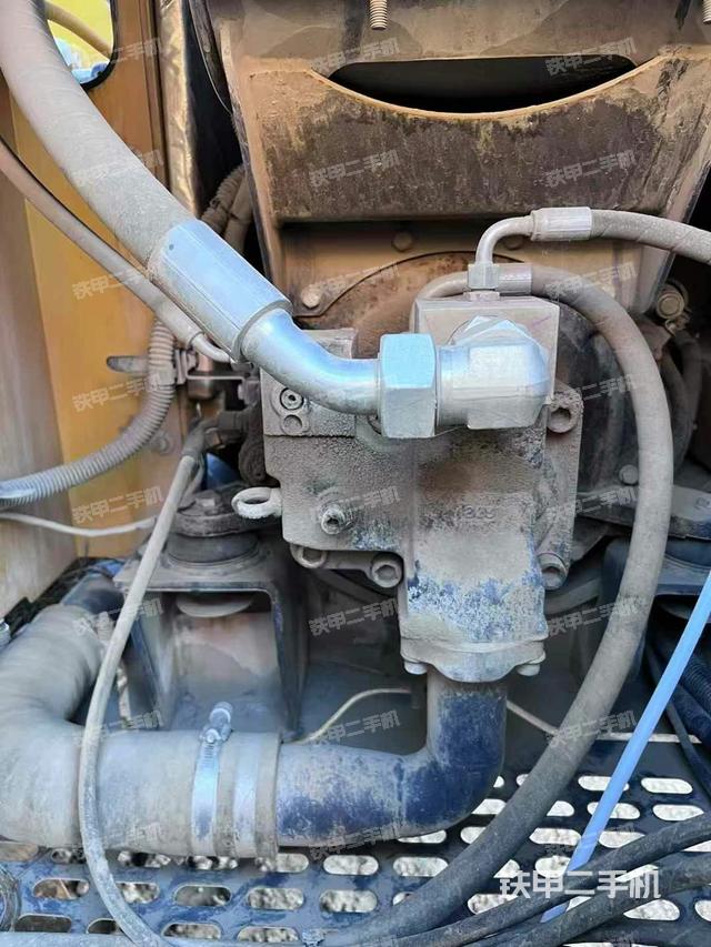 液壓泵艙室正面整體(整機(jī)外觀) 液壓泵艙室正面整體(整機(jī)外觀)