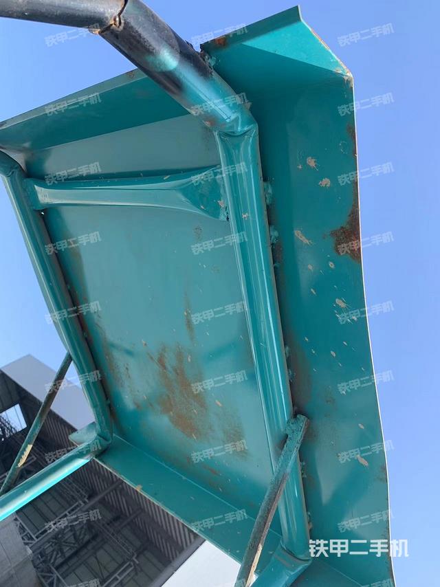 駕駛室頂部（整機外觀）