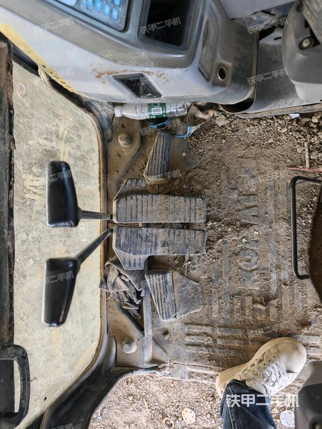 行走控制手柄和踏板?俯拍（駕駛室部分）