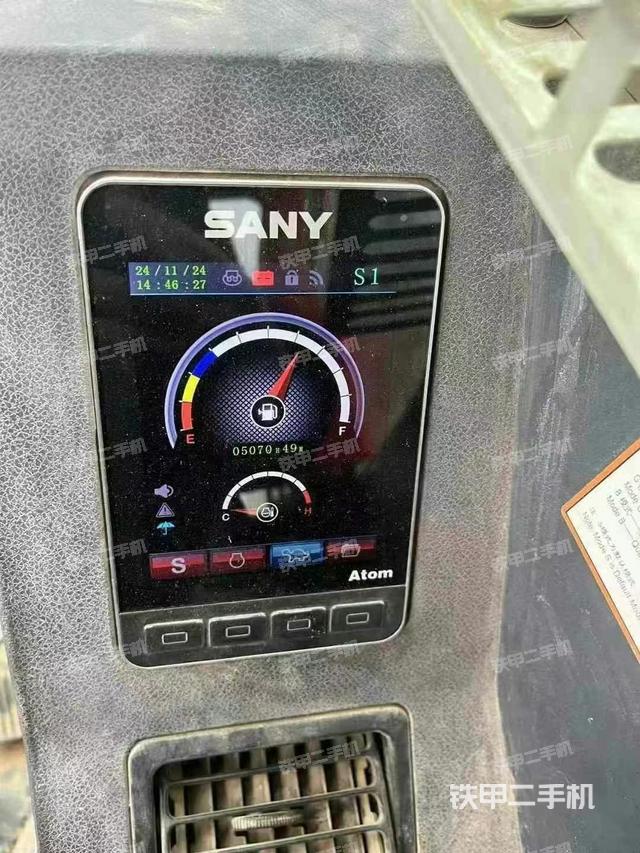 駕駛室整體（整機外觀）