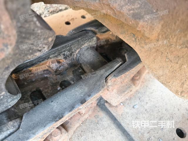 單側(cè)履帶整體(整機(jī)外觀) 單側(cè)履帶整體(整機(jī)外觀)
