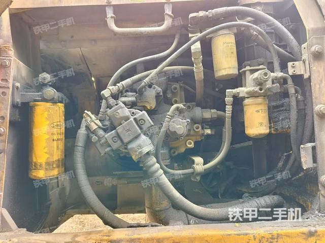 液壓泵艙室正面整體(整機(jī)外觀) 液壓泵艙室正面整體(整機(jī)外觀)