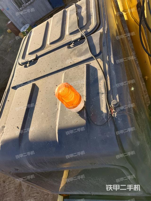 駕駛室頂部(整機(jī)外觀) 駕駛室頂部(整機(jī)外觀)