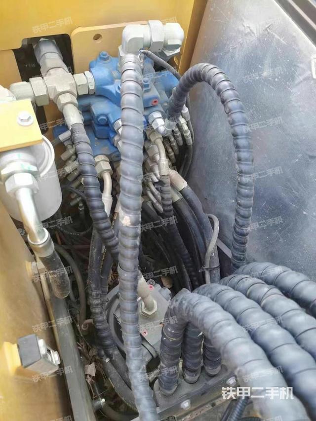 回轉(zhuǎn)馬達(dá)和主控閥（整機(jī)外觀）