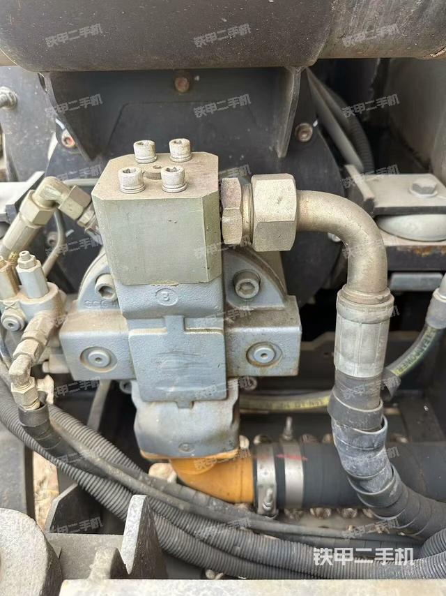 液壓泵艙室正面整體（整機(jī)外觀）