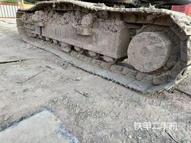 單側(cè)履帶整體(整機(jī)外觀) 單側(cè)履帶整體(整機(jī)外觀)