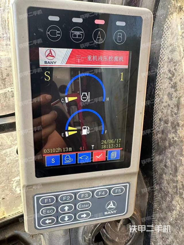 駕駛室整體(整機(jī)外觀) 駕駛室整體(整機(jī)外觀)