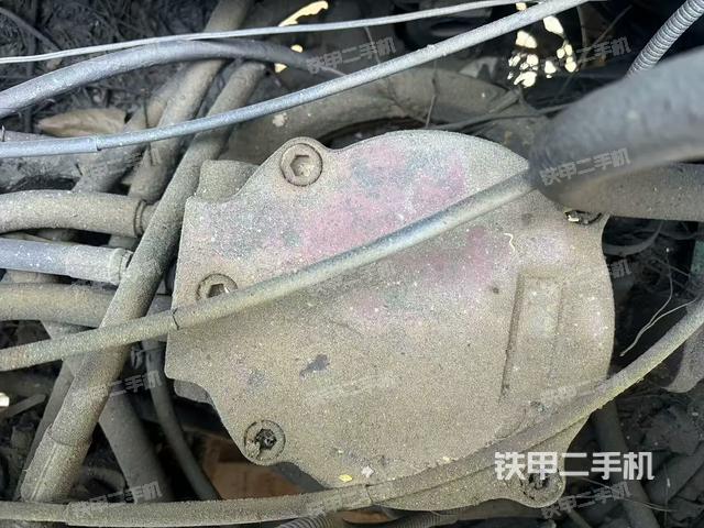 液壓泵艙室正面整體(整機外觀) 液壓泵艙室正面整體(整機外觀)