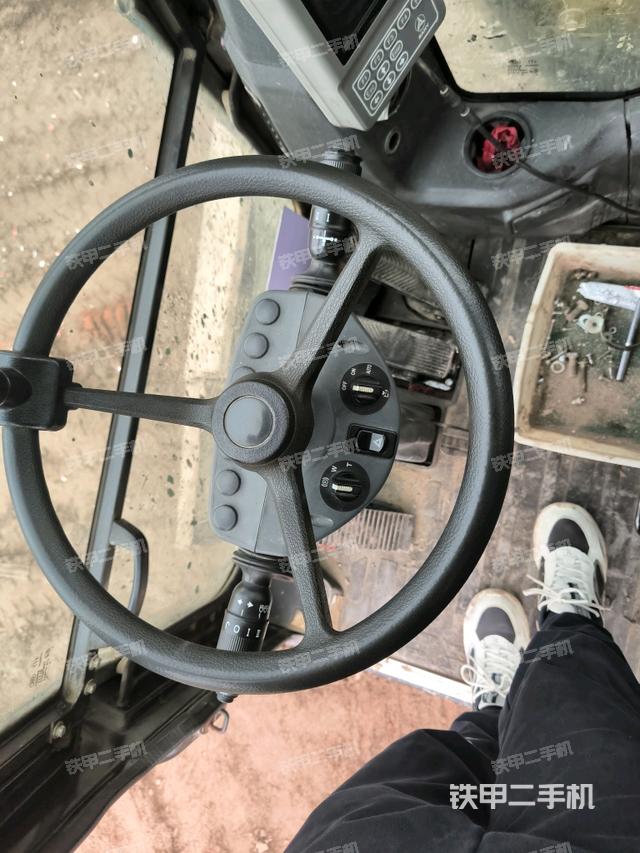 行走控制手柄和踏板?俯拍（駕駛室部分）