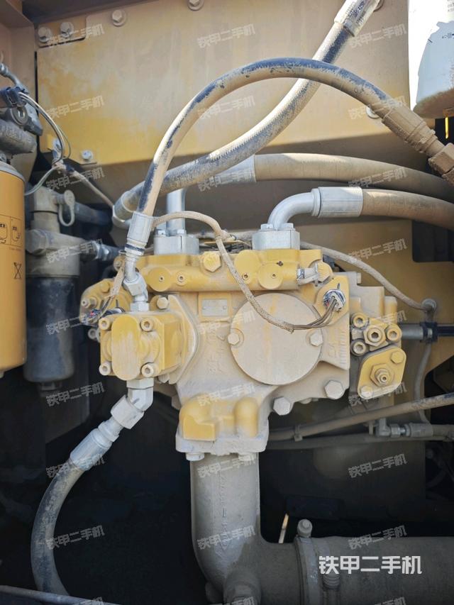 液壓泵艙室正面整體(整機(jī)外觀) 液壓泵艙室正面整體(整機(jī)外觀)