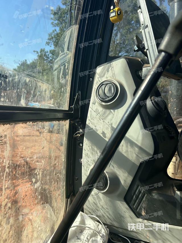 座椅右側(cè)控制臺(tái)/鑰匙門/油門/含右手柄（駕駛室部分）