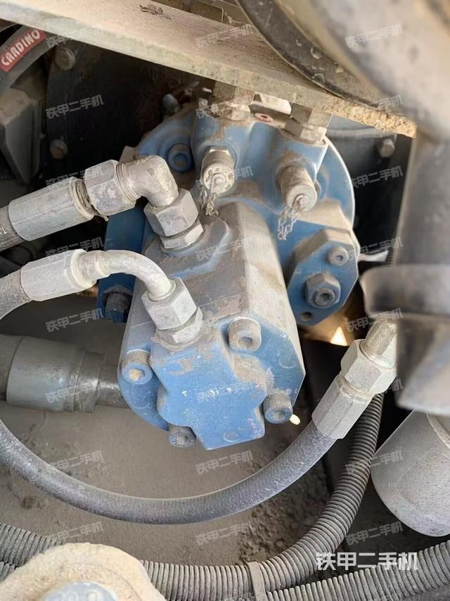 液壓泵艙室正面整體（整機外觀）