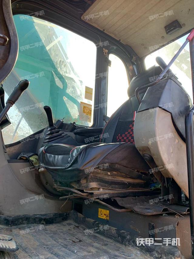 駕駛室整體(整機(jī)外觀) 駕駛室整體(整機(jī)外觀)