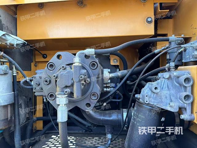 液壓泵艙室正面整體(整機(jī)外觀) 液壓泵艙室正面整體(整機(jī)外觀)