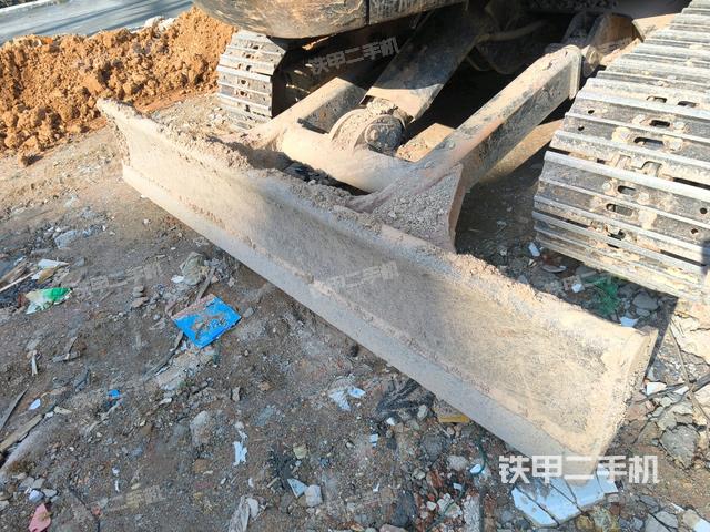 駕駛室頂部(整機(jī)外觀) 駕駛室頂部(整機(jī)外觀)