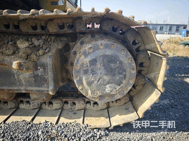 單側(cè)履帶整體(整機(jī)外觀) 單側(cè)履帶整體(整機(jī)外觀)