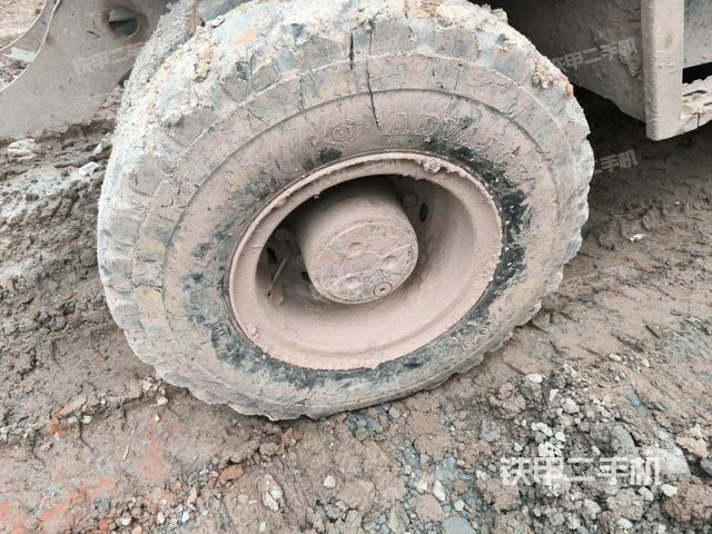 左驅(qū)動輪（行走機構(gòu)）