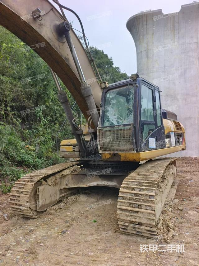 駕駛室頂部(整機(jī)外觀) 駕駛室頂部(整機(jī)外觀)
