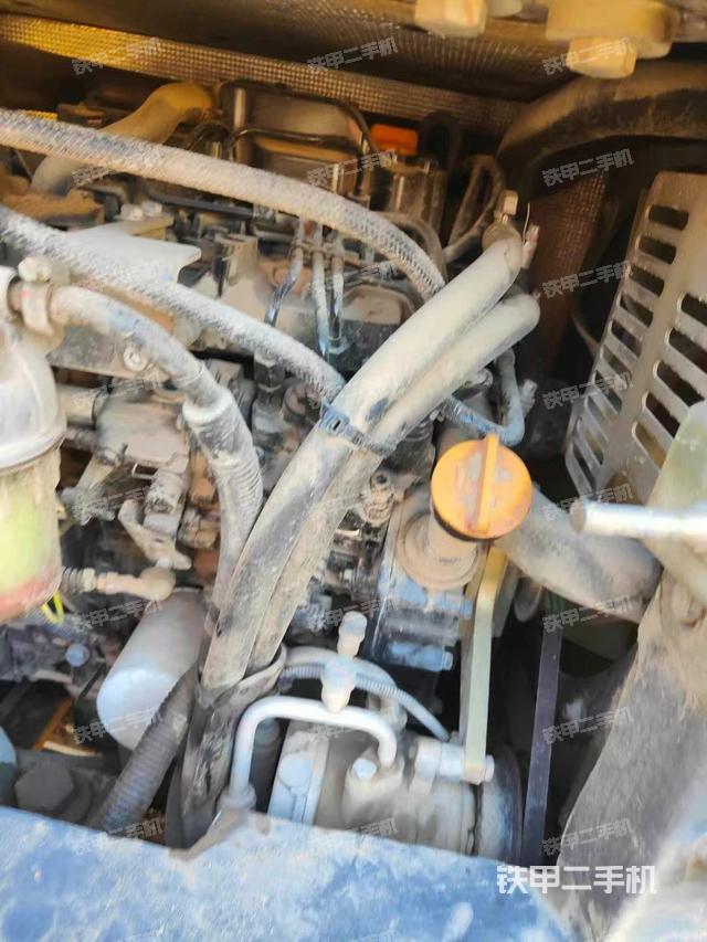 液壓泵艙室正面整體(整機外觀) 液壓泵艙室正面整體(整機外觀)