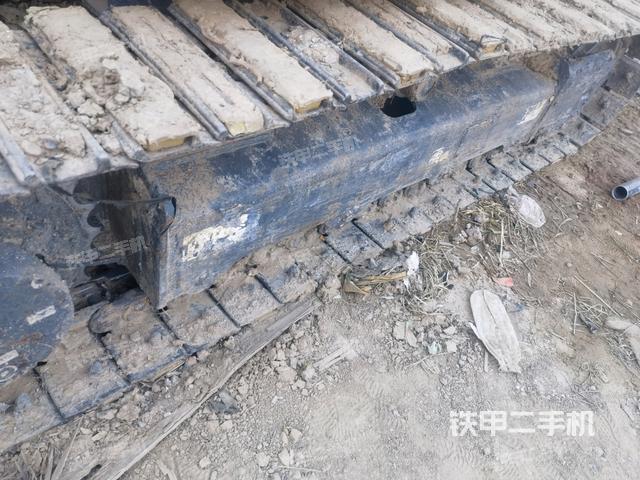 單側(cè)履帶整體(整機外觀) 單側(cè)履帶整體(整機外觀)