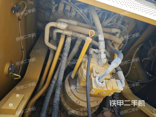 回轉(zhuǎn)馬達和主控閥(整機外觀) 回轉(zhuǎn)馬達和主控閥(整機外觀)