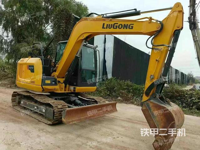 駕駛室頂部(整機(jī)外觀) 駕駛室頂部(整機(jī)外觀)