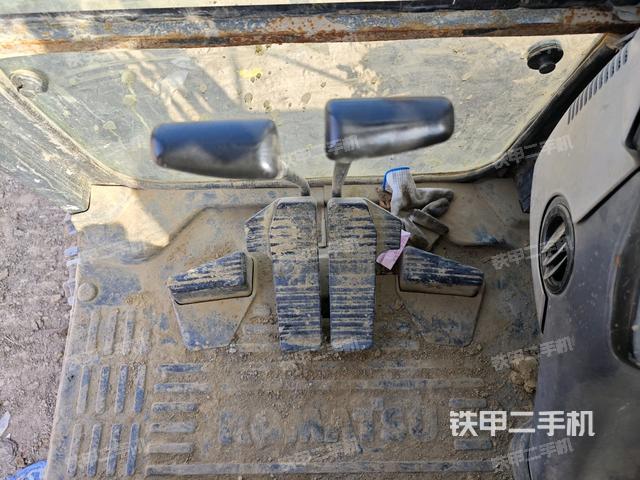 行走控制手柄和踏板?俯拍（駕駛室部分）