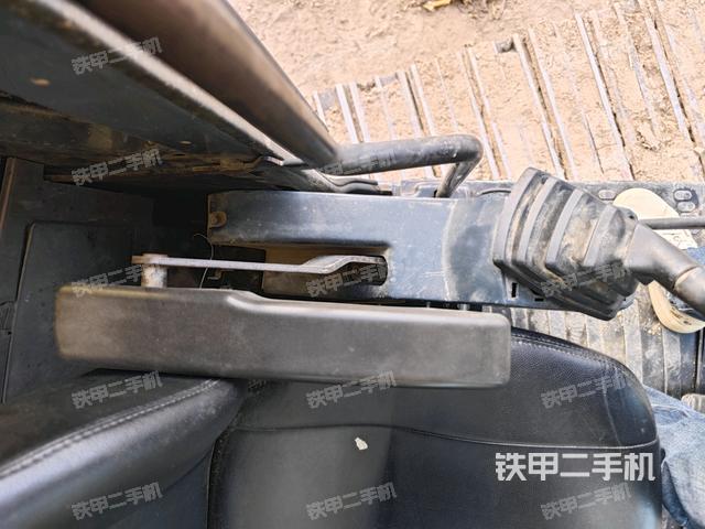 座椅左側控制臺/音響/含左手柄(駕駛室部分) 座椅左側控制臺/音響/含左手柄(駕駛室部分)
