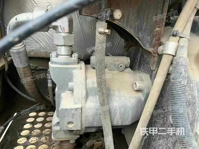 液壓泵艙室正面整體（整機外觀）