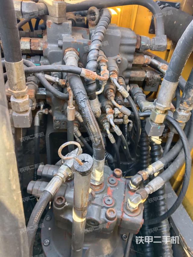 回轉(zhuǎn)馬達(dá)和主控閥（整機(jī)外觀）