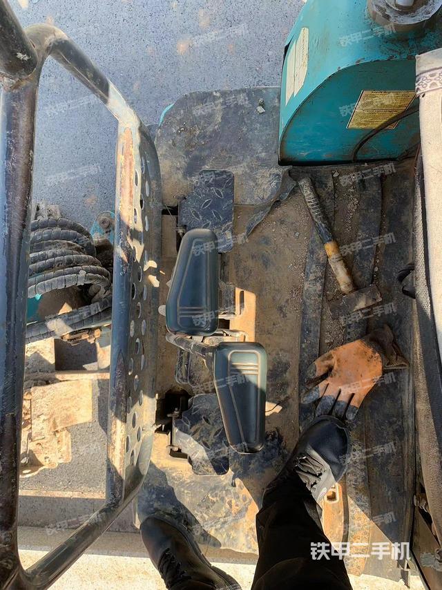 回轉馬達和主控閥（整機外觀）