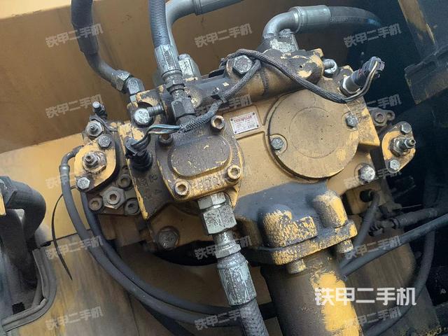 液壓泵艙室正面整體(整機外觀) 液壓泵艙室正面整體(整機外觀)
