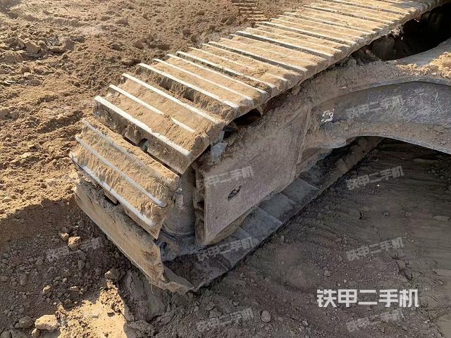 單側(cè)履帶整體(整機(jī)外觀) 單側(cè)履帶整體(整機(jī)外觀)