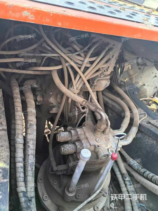 回轉(zhuǎn)馬達(dá)和主控閥（整機(jī)外觀）