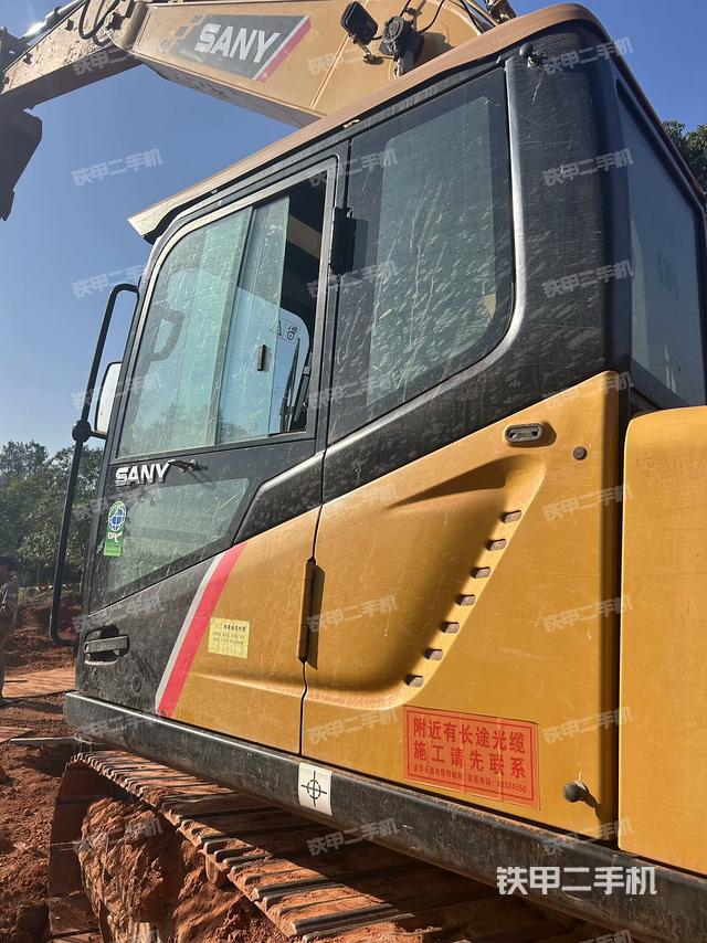 行走控制手柄和踏板?俯拍（駕駛室部分）