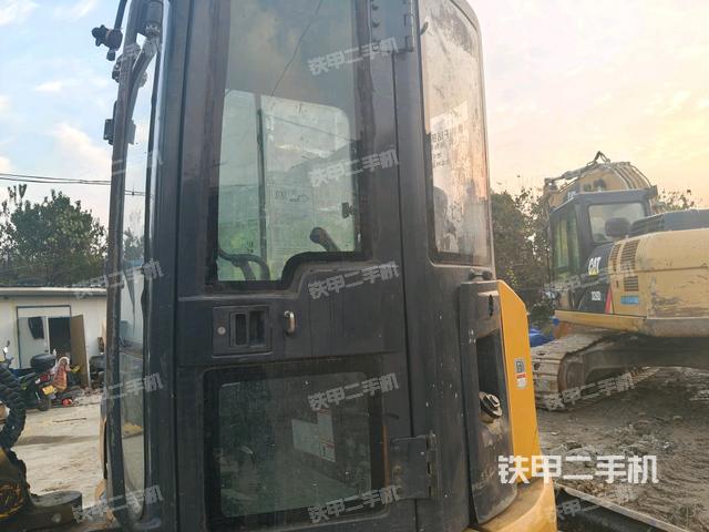 行走控制手柄和踏板?俯拍（駕駛室部分）