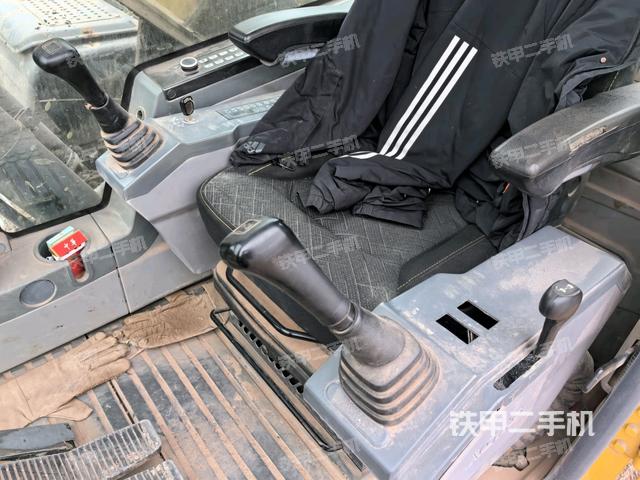 后窗玻璃角標（駕駛室部分）