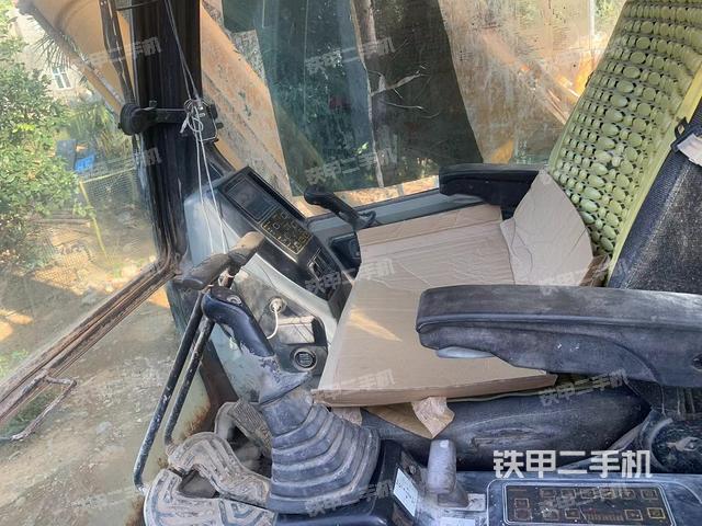 駕駛室整體(整機(jī)外觀) 駕駛室整體(整機(jī)外觀)